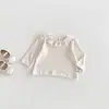 Conjunto de Tres Piezas para Niñas Dianxi Otoño: Camiseta Interior de Encaje con Cuello, Cárdigan de Punto con Diseño de Corazones, Body de Tirantes Simple para Bebé