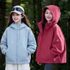 Jaqueta corta-vento com capuz para meninas outono 2026 nova elegante e moderna casual versátil à prova de vento com zíper para crianças mais velhas