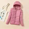 Venta al por mayor de fábrica Otoño Invierno Comercio exterior Ligera Multicolores Chaqueta de algodón con capucha para mujer Abrigo de algodón Estilo corto Tallas grandes Adelgazante Chaqueta de algodón Ropa de abrigo