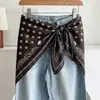 Lenço pequeno de seda com estampa floral branca, lenço triangular, lenço de cabeça, cinto, acessório feminino para combinar com saias e jeans, acessório de cintura, cortina de bumbum