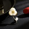 Broche pequeño de flor de fritilaria de tres pétalos dulce natural de nicho, simple y combinable, para primavera y verano, ramillete antideslumbrante, pin para cuello