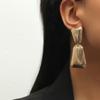 Nuevos pendientes de metal con forma de triángulo geométrico retro de joyería exagerada europea y americana, pendientes huecos de aleación con personalidad y temperamento