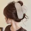Presilha de cabelo estilo vintage que não danifica os fios, na cor café com toque de luxo, presilha de tubarão de pelúcia, acessório de cabelo fofo e doce para penteados presos.