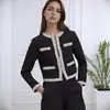 Jaqueta feminina curta de tweed nova estilo Chanel europeu francês, decote redondo requintado, design de bloco de cores com borda incrustada, toque de alta qualidade
