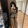Conjunto de outono super bonito, um conjunto completo, generoso e decente, socialite elegante, estilo Chanel, conjunto de jaqueta de tricô e calça na cor café