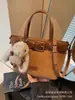 Bolso pequeño súper popular para mujer, nuevo modelo de verano 2026, bolso cruzado tipo cubo de nicho de alta gama para el día a día