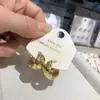 Brincos Pequenos e Únicos Torcidos Irregulares com um Estilo Metálico Descolado para Mulheres, Feitos com Agulhas de Prata 925