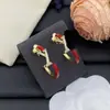 Pendientes de botón con letras y logo de marca de lujo europea y americana transfronteriza, versión de alta gama nueva, pendientes de trébol de cuatro hojas con aguja de plata para mujer, venta al por mayor