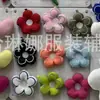 Nuevos Elegantes Accesorios con Colgante de Flor de Algodón Bordada Bolso de Moda Ropa de Moda Mochila Escolar Accesorios con Colgante de Flor de Corazón Prensado