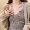 Colección Larga de Collares Superpuestos de Perlas Swarovski para Mujer, Estilo Lujo Ligero, Cadena Versátil para Suéter con un Toque de Alta Gama, Venta al por Mayor Otoño e Invierno