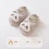 Sapatos infantis pré-caminhada, de sola macia, com pontinhos antiderrapantes, apresentando personagens de desenhos animados, adequados para bebês e crianças pequenas, sapatos de interior para bebês e recém-nascidos