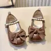Sapatos de Couro com Laço e Pérolas para Meninas 2026 Outono Nova Moda Sapatos de Princesa Sola Macia Sapatos de Salto Único Sapatos para Apresentação de Palco