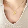 Collar con colgante de corazón de melocotón y cadena de clavícula de acero de titanio y oro de 18 quilates.