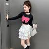Conjunto de dos piezas para niña con camiseta básica con lazo y pantalones cargo. Nuevo otoño 2024. Atuendo moderno y genial. Ropa para niños.