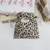 Mini Bolsa de Almacenamiento para Labiales con Estampado de Leopardo Linda Bolsa Portátil con Cordón para Estudiantes Femeninas Bolsa Pequeña de Tela de Mano para Caminar