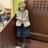 Conjunto de outono para meninas 2026 novo estilo outono/inverno, apresentando um colete fofo, um suéter de tricô estiloso e espesso, e calças de perna larga - um conjunto de três peças moderno
