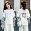 Camiseta básica de manga longa com desenho para meninas, novo estilo primavera/outono 2026, gola redonda moderna, design falso de duas peças, camiseta básica de algodão puro para crianças mais velhas