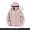 Chaquetas softshell de otoño e invierno con estampado de logo, diseñadas para equipos de ventas de empresas, como ropa de trabajo para actividades al aire libre, y disponibles en estilos unisex