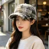 Nueva gorra de béisbol de felpa a cuadros retro para otoño e invierno para mujer, estilo coreano con letras bordadas, moderna y versátil, gorra de béisbol cálida