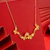 Mismo Estilo que el Usado en Joyerías, Estilo Antiguo Oro Arena Tres Vidas Tres Mundos Flor de Melocotón Floreciente Collar, Cadena Integrada, Serie de Bodas