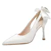Zapatos de mujer blancos de tacón alto con tacones finos y punta fina, nuevo modelo 2026 zapatos de boda, zapatos de novia con lazo, zapatos de satén para damas de honor