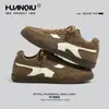Tênis de Treino Masculino Design de Nicho Global Outono 2025 Nova Moda Versátil Sapatos Casuais Sola Macia Aumentador de Altura Sapatos Masculinos