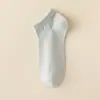 Meias Masculinas de Zhuji, Meias Curtas para Primavera e Verão, Cor Sólida, Resistentes ao Odor, Modernas, Versáteis, Respiráveis, Meias de Algodão Absorventes de Suor, Meias Invisíveis de Verão
