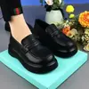 Mocasines versátiles de suela blanda para mujer, nuevo estilo británico de otoño 2026, zapatos de cuero slip-on, zapatos de plataforma antideslizantes de suela gruesa.