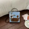 Diseñado para el invierno, este bolso de mano/hombro casual para mujer, estilo vintage 2026, de gran capacidad, moda retro, con bloques de color, es un bolso cuadrado pequeño.