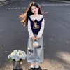 Elegante y a la moda chaleco dulce para niñas estilo coreano camisa con cuello de muñeca conjunto de pantalones vaqueros versátiles y modernos para llevar en capas
