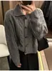 Cardigã de malha texturizada feminino com botões de chifre e lapela, estilo europeu, novo da moda inverno 2026 casaco suéter feminino europeu