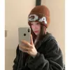 Gorro de Punto Marrón Estilo Coreano con Letras para Mujer, Nuevo Modelo Versátil de Invierno con Lana, Engrosado para Abrigo, Hace que la Cara se Vea Más Pequeña, Gorro de Punto