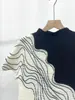 Camiseta de Manga Corta para Mujer de Venta Caliente en Vivo Ajustada Pequeño Diseño Rayas Elegante Commuter Miyake Top Verano