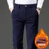 Calça masculina de veludo cotelê, novo estilo outono e inverno, forrada com fleece e espessa, calça casual de corte reto para homens, calça de inverno para pais