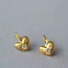 26 Modelos Nuevos de Moda Femenina de Lujo Ligero, Minimalistas, Brazaletes para Oreja con Forma de Corazón, Aretes de Corazón Color Durazno Mate Cepillado, Dulces y Frescos con un Toque de Alta Gama