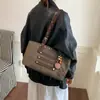 Bolso tote, bolso ligero de lujo para el commute, estilo nuevo, casual y a la moda, gran capacidad, diseño con tachuelas, bolso de un solo hombro 2026