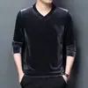 Camiseta de manga larga con cuello en V, forrada de forro polar, engrosada, de terciopelo dorado para hombre, una prenda base de moda para otoño e invierno, adecuada para hombres jóvenes y de mediana edad