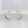 Pendientes europeos y americanos transfronterizos moda pendientes cortos con forma de cuerno en C acero inoxidable chapado en oro de 18 quilates pendientes que no se decoloran para mujer venta al por mayor