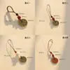 Llavero Espíritu de Montaña Colgante para Teléfono Móvil Estilo Étnico Tejido a Mano Cinnabar León Despertar Bendición Colgante de Joyería Venta al por Mayor