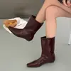 Botas curtas de bico quadrado, novos modelos de botas femininas para outono/inverno 2025, botas femininas de sola reta, botas de nicho e justas, botins de salto baixo, botas estilo Martin