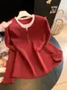 Top de tricô bicolor em patchwork, com aparência de duas peças, gola redonda e botões até a metade, fica bonito sozinho e é versátil para o dia a dia e como peça de base.