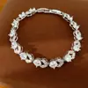 Pulsera de cierre geométrico hueco con hoja redonda de circón europeo y americano, sensación de lujo ligero de nicho de alta gama, joyería personalizada para mujer