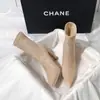 Botas de tornozelo de salto alto com plataforma impermeáveis na cor nude, um visual moderno e estiloso para 2026, apresentando acabamento em camurça, salto grosso, bico fino e efeito emagrecedor.