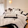 Conjunto de colcha estilo Hepburn, apresentando um conjunto de quatro peças em veludo de leite para o inverno, com forro de fleece adicional para aquecimento extra, e um conjunto de lençol e capa de edredom de fleece de coral de três peças