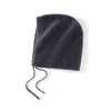 Novo gorro de malha de cashmere liso para outono e inverno para mulheres, com proteção para as orelhas, cordão e um design estilo coreano que é versátil e mantém você aquecida.