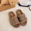 Chinelos femininos de sola grossa, novo estilo outono/inverno 2026, peludos para uso interno/externo, chinelos peludos de sola plana, sapatos casuais versáteis femininos