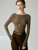 Nuevo suéter de punto fino de imitación de lana pura para mujer, estilo minimalista de primavera, cuello de una línea, jersey de punto fino ajustado, prendas de punto finas para interior que estilizan.