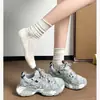 Zapatos de otoño para mujer 2026 nuevos populares de moda zapatillas moradas gruesas para mujeres petite, que aumentan la altura y zapatos deportivos para mujer extremadamente elegantes