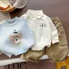 Otoño 2026 Nuevas Llegadas Conjunto de Tres Piezas para Niños Casual Versátil Lindo Chaleco de Punto Pantalones Cargo Primavera Otoño