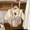 Enterizo para bebé estilo retro coreano en color blanco roto con estampado floral marrón, conjunto de dos piezas para bebés, enterizo de triángulo